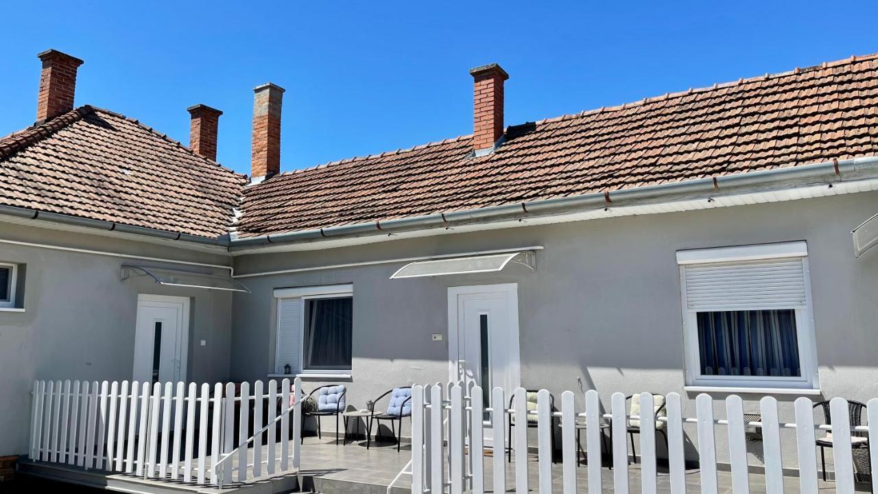 Szin-Haz Apartman (Adults Only)