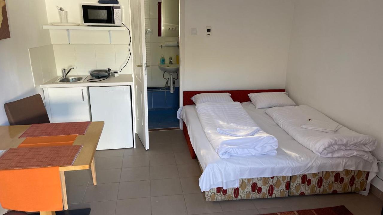 Szin-Haz Apartman (Adults Only)