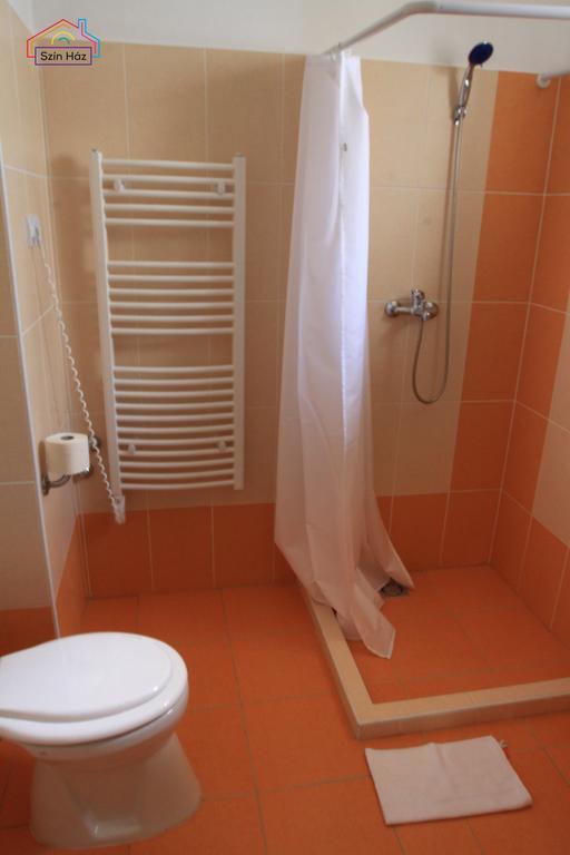 Szin-Haz Apartman (Adults Only) Apartment