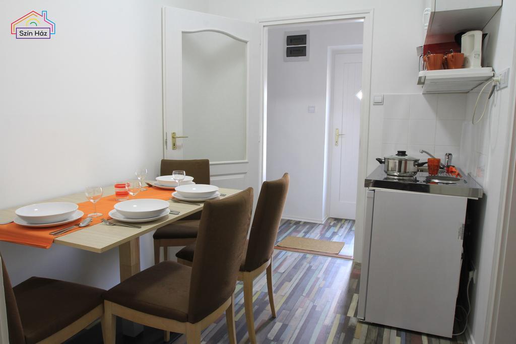 Szin-Haz Apartman (Adults Only)