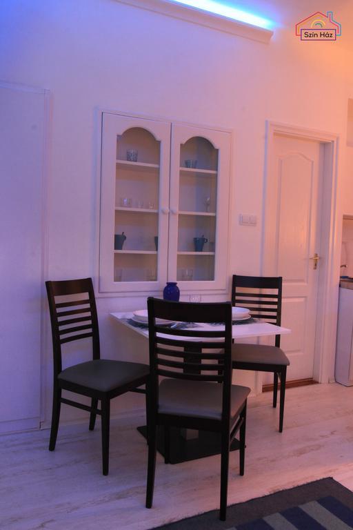 Szin-Haz Apartman (Adults Only)
