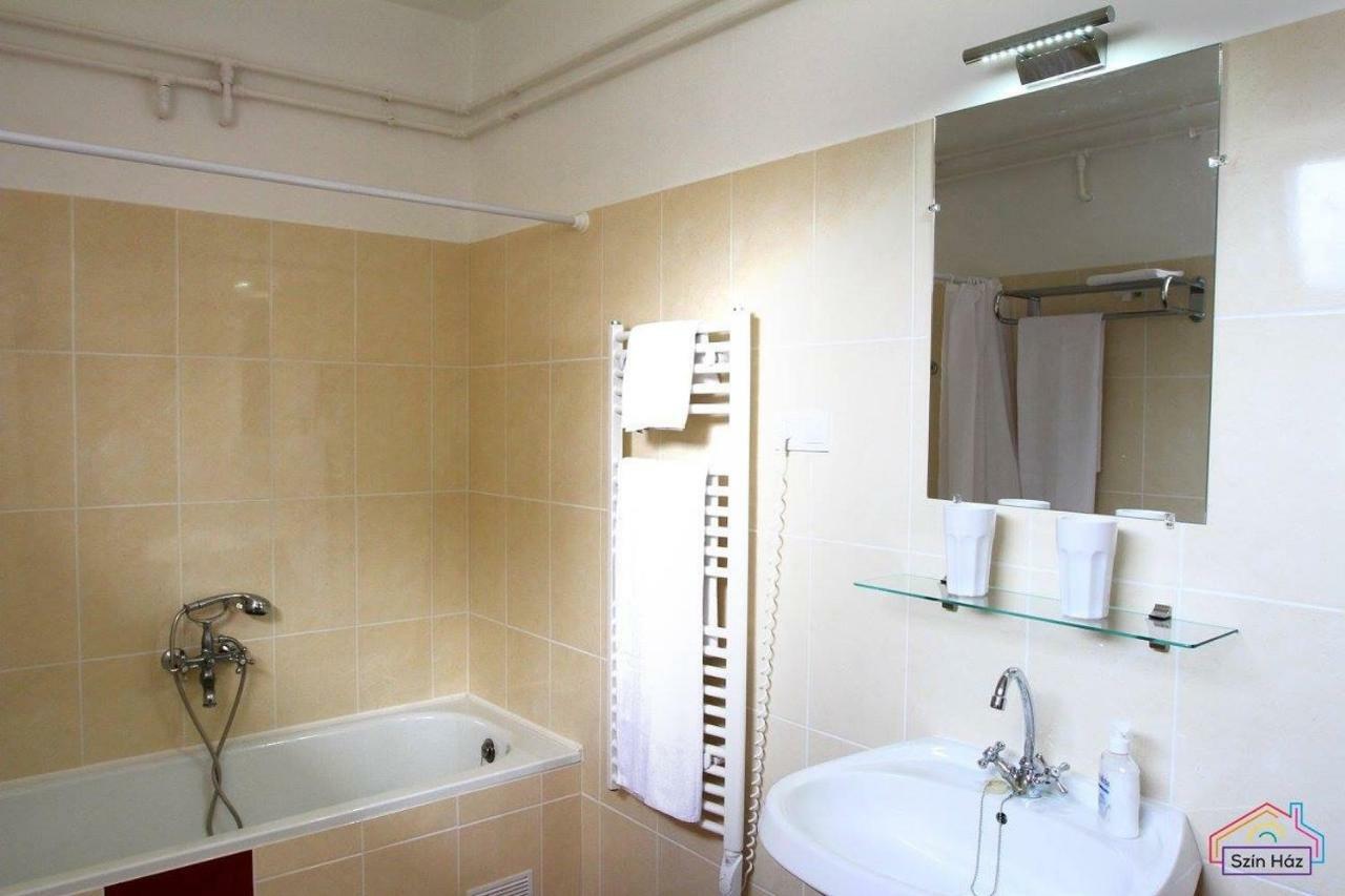 Szin-Haz Apartman (Adults Only)